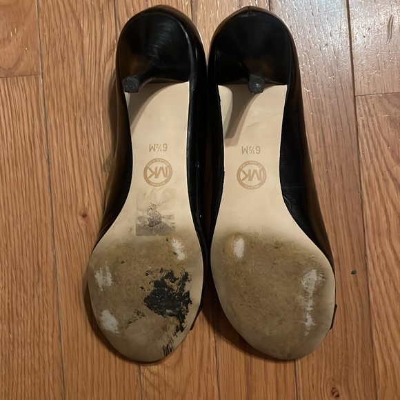 Michael Kor Black Logo Shoes 2.5 inch heel rounded toe - Picture 8 of 15